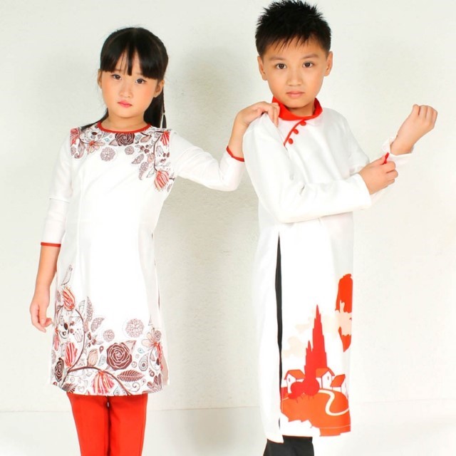 白いアオザイを着ているベトナム人の子供2人
